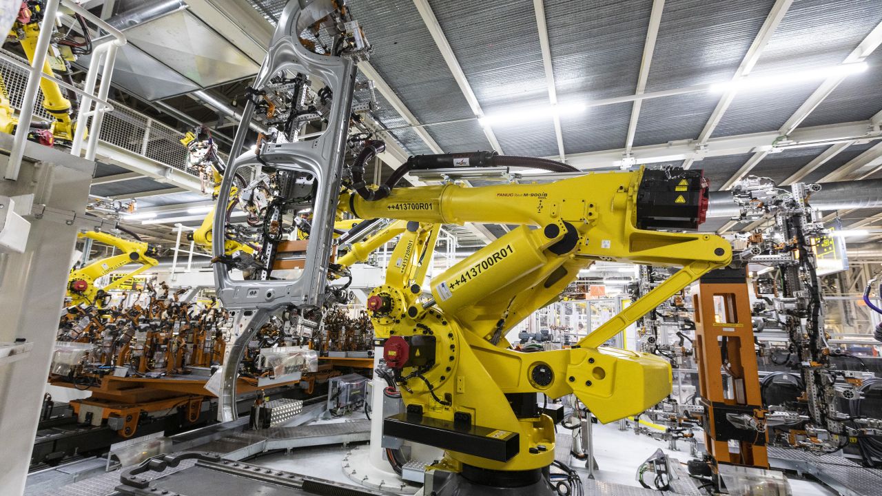 Gigantyczne roboty budują auta
