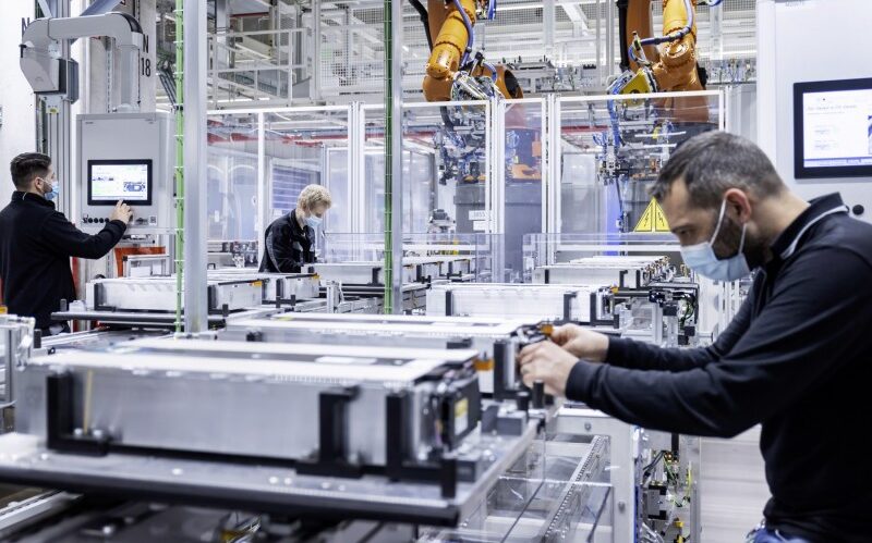 Mercedes-Benz przestawia logistykę akumulatorów na „zielone” tory wspólnie z DB Cargo