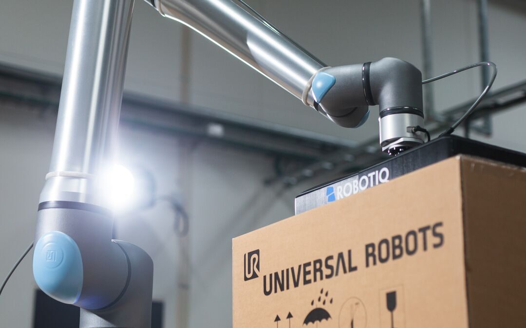 Universal Robots dodaje do portfolio nowego przemysłowego cobota o udźwigu 20 kg