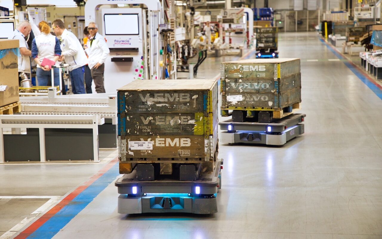 Autonomiczne roboty mobilne MiR zwiększyły wydajność logistyki w zakładzie FORVIA