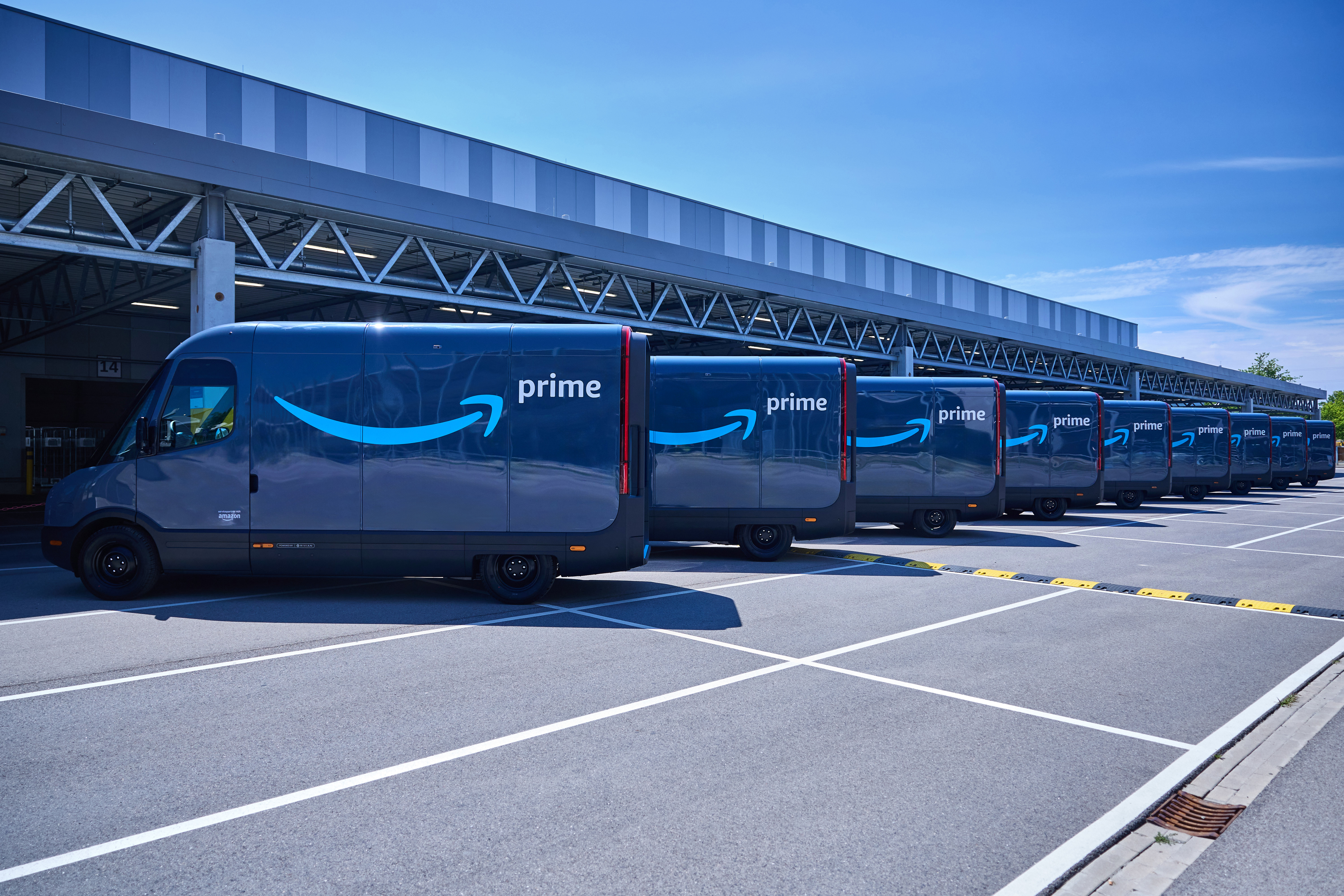 Amazon wprowadza w Europie pierwsze elektryczne samochody dostawcze Rivian