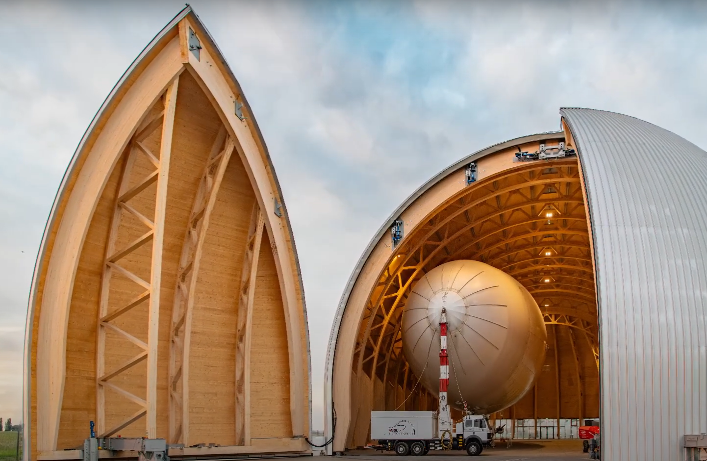 Wyjątkowy hangar sterowców z napędami SEW-EURODRIVE
