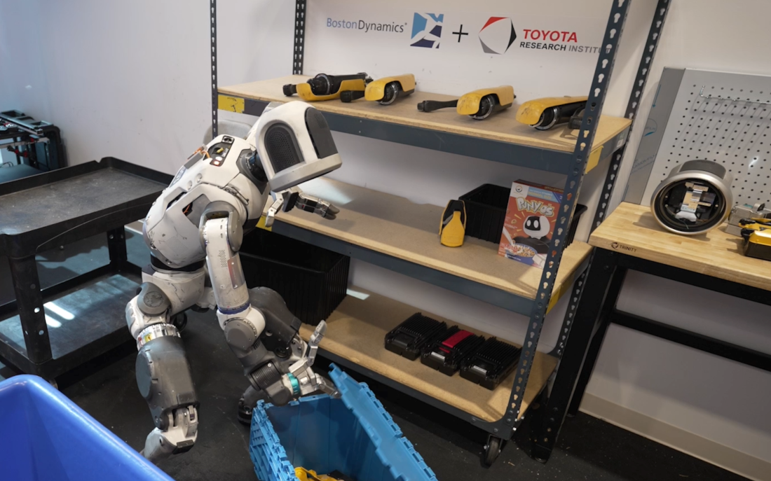 Błyskawiczne postępy napędzanego przez AI humanoidalnego robota Toyota Research Institute i Boston Dynamics