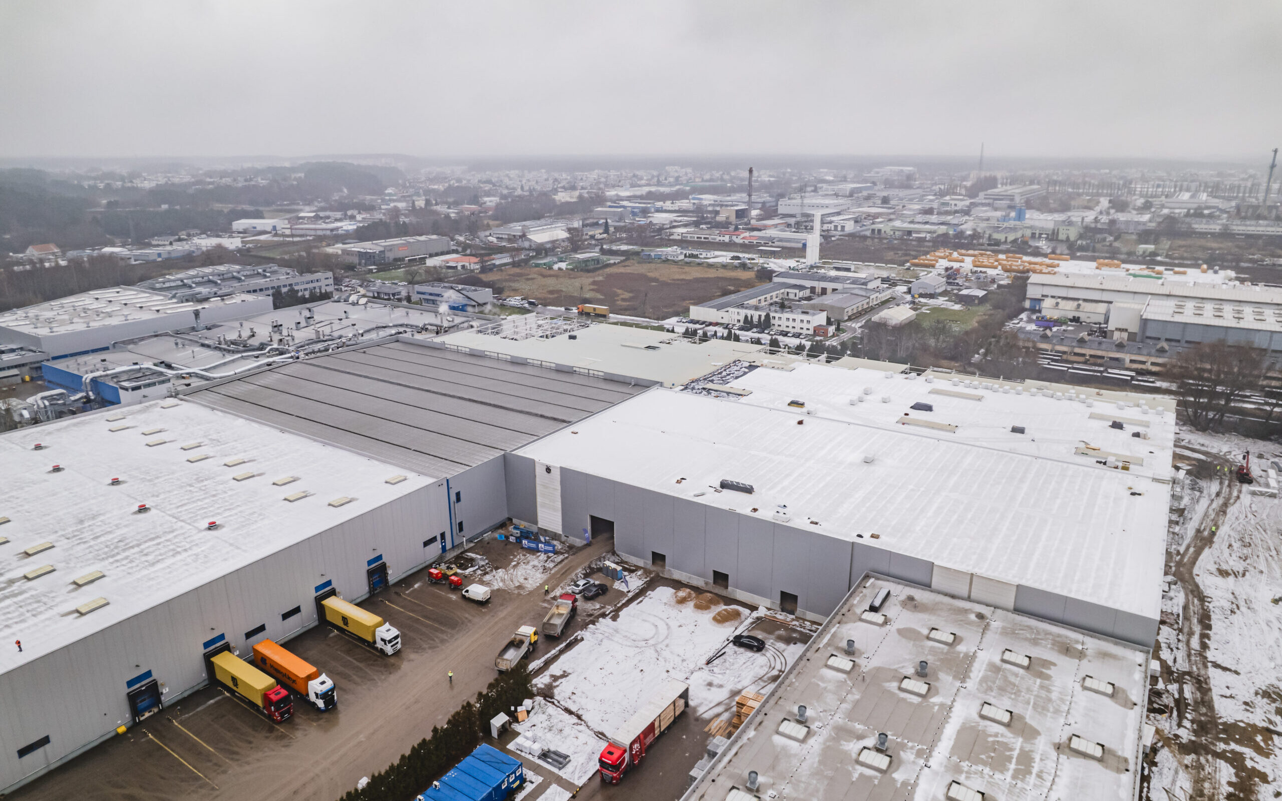 ALSTAL zawiesił wiechę nad halą produkcyjno-magazynową CANPACK