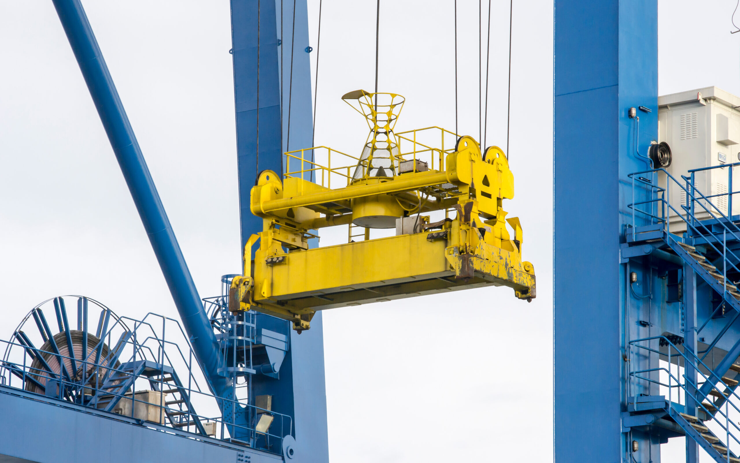 Kabel monospiralny w branży dźwigowej