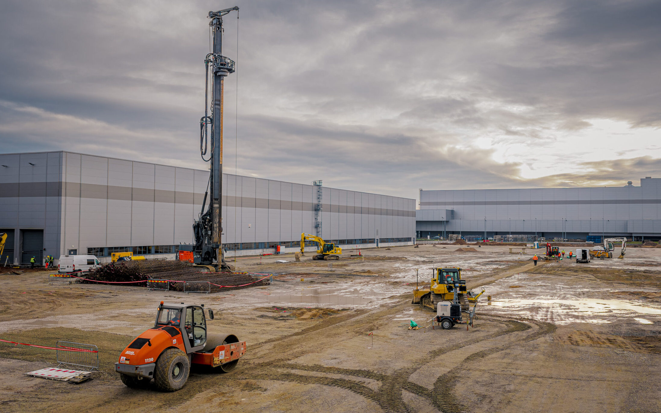 Rozbudowa zakładu Volkswagen Poznań we Wrześni nabiera tempa - rusza montaż konstrukcji nowych hal